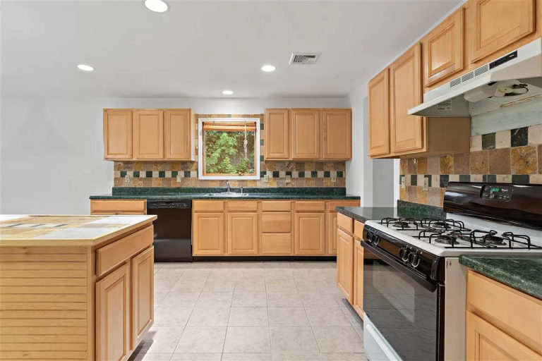 46 Fycke Ln Teaneck - _0012_Layer 2